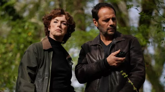 LES SECRETS DU CHÂTEAU : PERIL AU CHATEAU Lors d'une fête au Château de La Rochefoucauld, le beau-fils du Duc et de la Duchesse de l'Essile est assassiné à l'aide d'un peigne. Le Commandant Alex Meurisse est chargé de l'enquête.