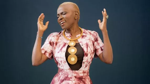 Queen Kidjo, le rythme absolu Un portrait d'Angélique Kidjo, chanteuse béninoise connue dans le monde entier, mais aussi activiste et figure tutélaire pour la nouvelle génération d'artistes africains.