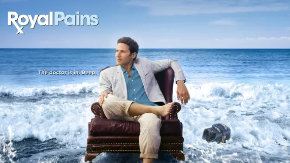 ROYAL PAINS SAISON 6 Hank revient dans les Hamptons pour assister à la cérémonie organisée en l'honneur de Divya et de son nouveau-né. Evan a préparé des plans pour essayer de le retenir mais c'est la révélation qu'ils ont une demi-soeur, Emma, qui le dissuade de repartir.