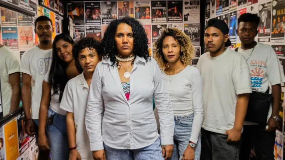 Sayaa s’est imposée comme l'une des figures montantes et incontournables de la scène musicale mauricienne. Révélée au grand public dès ses débuts dans l'émission Star 2010, elle rayonne aujourd'hui à l'échelle internationale grâce à des prestations mémorables et des œuvres profondément engagées