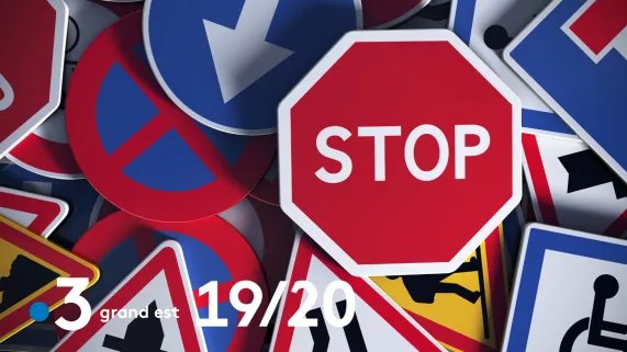 Panneaux de sécurité routière en France avec logo 19/20 et France 3 Grand Est