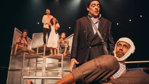 C'est l'une des pièces comiques les plus populaires du répertoire français. Cette adaptation des Fourberies de Scapin, signée Lolita Tergemina fait la brillante démonstration de l'intemporalité de ce texte qui résonne désormais en créole, langue autrefois brimée, porteuse de liberté et qui, à l'image de Scapin lui-même, a dû faire preuve d'ingéniosité et de créativité pour résister et transcender les limites imposées par la société. Puissant et hilarant, un vent de fraicheur sur un classique vieux de trois 