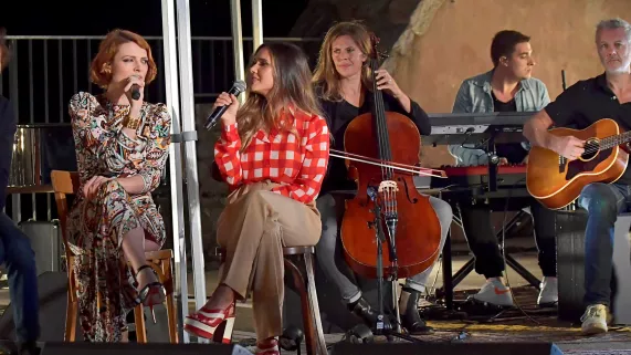 UNE JOURNÉE AVEC BRASSENS  A l'occasion du centenaire de la naissance de Georges Brassens, Réunion la 1ère vous propose une émission exceptionnelle vendredi 5 novembre à 19.50 avec de nombreux artistes qui reprennent des titres de Brassens dans les rues de Sète, sa ville natale.