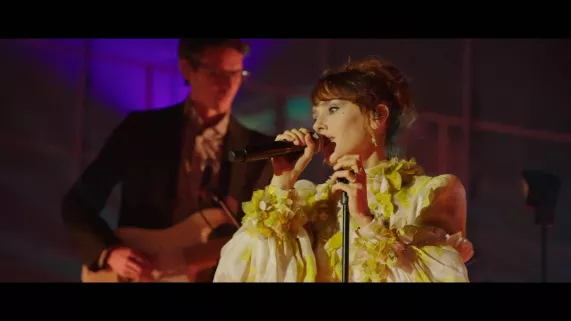 Après plus de trois ans d’absence et des millions d’albums vendus dans le monde entier, la chanteuse française Zaz est de retour. Elle a donné un concert unique et inédit dans les Carrières de Lumières des Baux-de-Provence