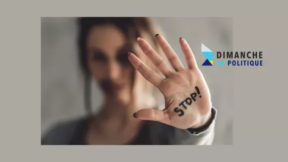 main de femme brandie avec inscription stop