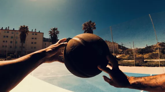 Mains tenant un ballon de basket