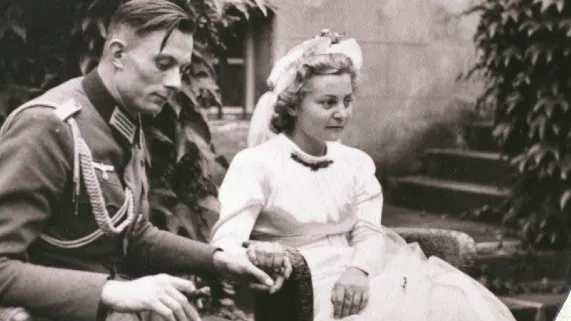VIVRE DANS L' ALLEMAGNE EN GUERRE : Liselotte et Kurt © Roche productions