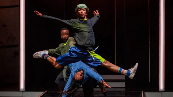 Ustium est une pièce pour trois danseurs, chorégraphiée par Hubert Petit-Phar. Un spectacle dans lequel il est question de choix, d’acceptation de soi et des autres, de sexualité et de la façon dont elle est approuvée ou non par les autres.