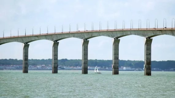 Peut-on encore faire confiance au béton ? Une interrogation qui a tragiquement émergé le 14 août 2018 quand le pont Morandi à Gênes s'est effondré faisant 43 morts. C'est le point de départ de cette enquête qui révèle qu'en France aussi, jamais cette question n'a été aussi cruciale.