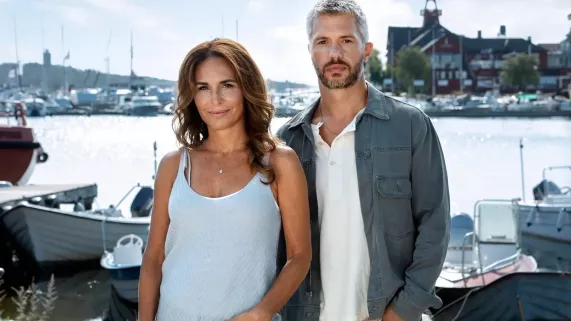 Meurtres à Sandhamn - Saison 7 Au cœur de l'été, un enfant fugue d'une colonie de vacances, et disparaît. Une nouvelle enquête, menée tambour battant, sous le soleil de Sandhamn.