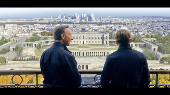 Stéphane Bern et Lorànt Deutsch sur la tour Eiffel face à la reconstitution du palais du roi de Rome © Morgane Prod
