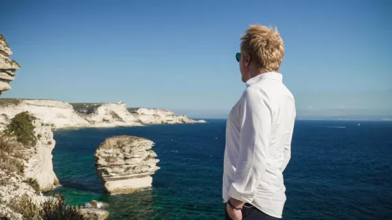 Échappées belles : Corse du Sud, de village en village De ses anciens villages de pêcheur sur la Côte Bonifacienne à ses cités médiévales nichées aux pieds des chaînes montagneuses, la Corse du Sud, de village en village pourrait se résumer en un mot :  authenticité.