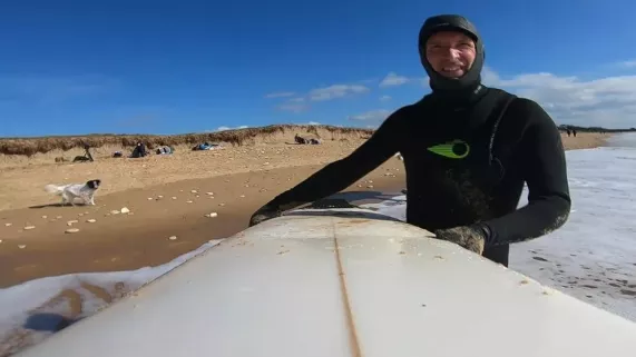 Le prêtre surfeur Christophe