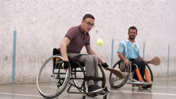 Tanguy teste la pelote basque Handisportgo !