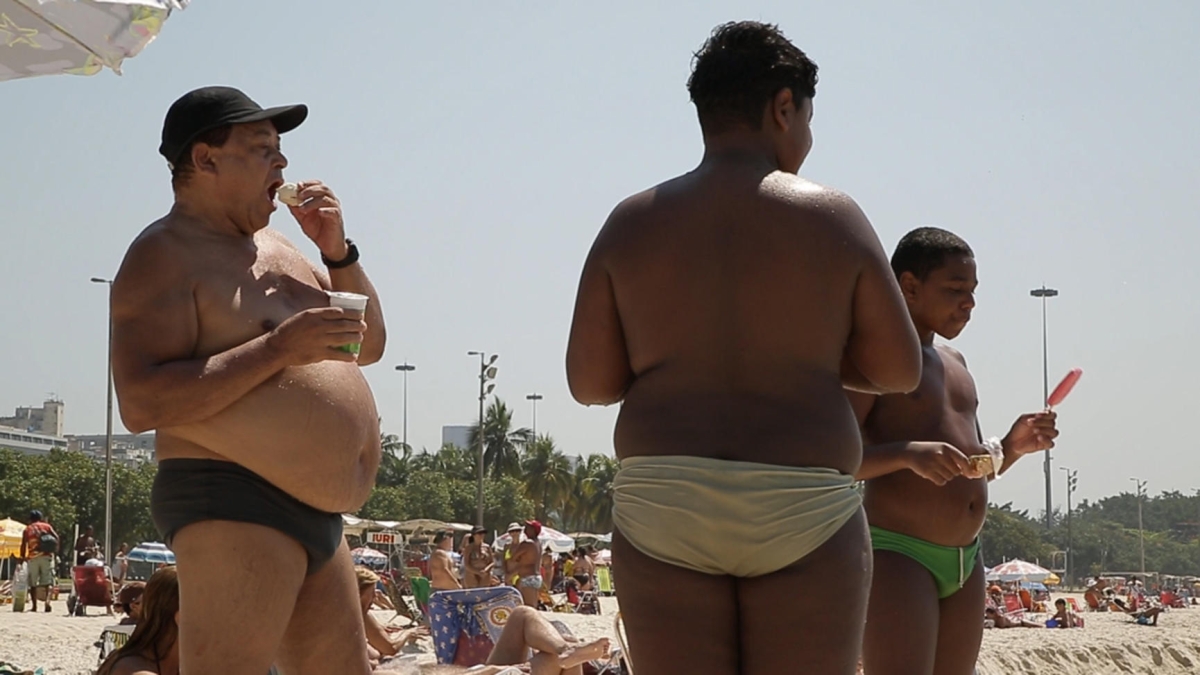 Des Brésiliens obèses à la plage.