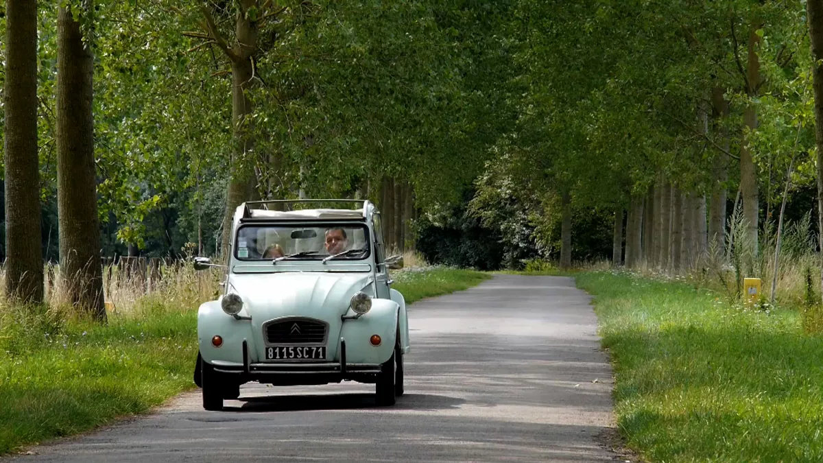 La 2CV ... Ceci n'est pas une voiture, c'est un art de vivre ! La 2CV ... Ceci n'est pas une voiture, c'est un art de vivre !