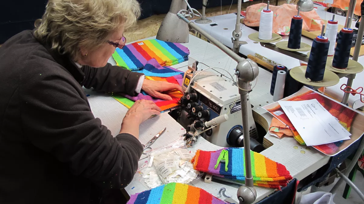 Des couturières sur le fil Une couturière au travail
