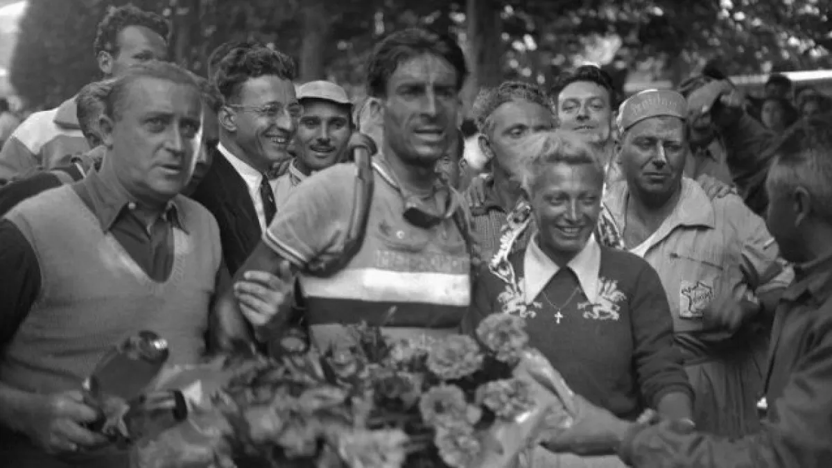© AFP Photo Raphaël Géminiani, coureur cycliste français, membre de l'équipe Métropole-Dunlop, photographié à l'issue de La 19ème étape du Tour de France 1950 entre Briançon et Saint-Etienne qu'il a remportée. © AFP Photo Raphaël Géminiani, coureur cycliste français, membre de l'équipe Métropole-Dunlop, photographié à l'issue de La 19ème étape du Tour de France 1950 entre Briançon et Saint-Etienne qu'il a remportée.
