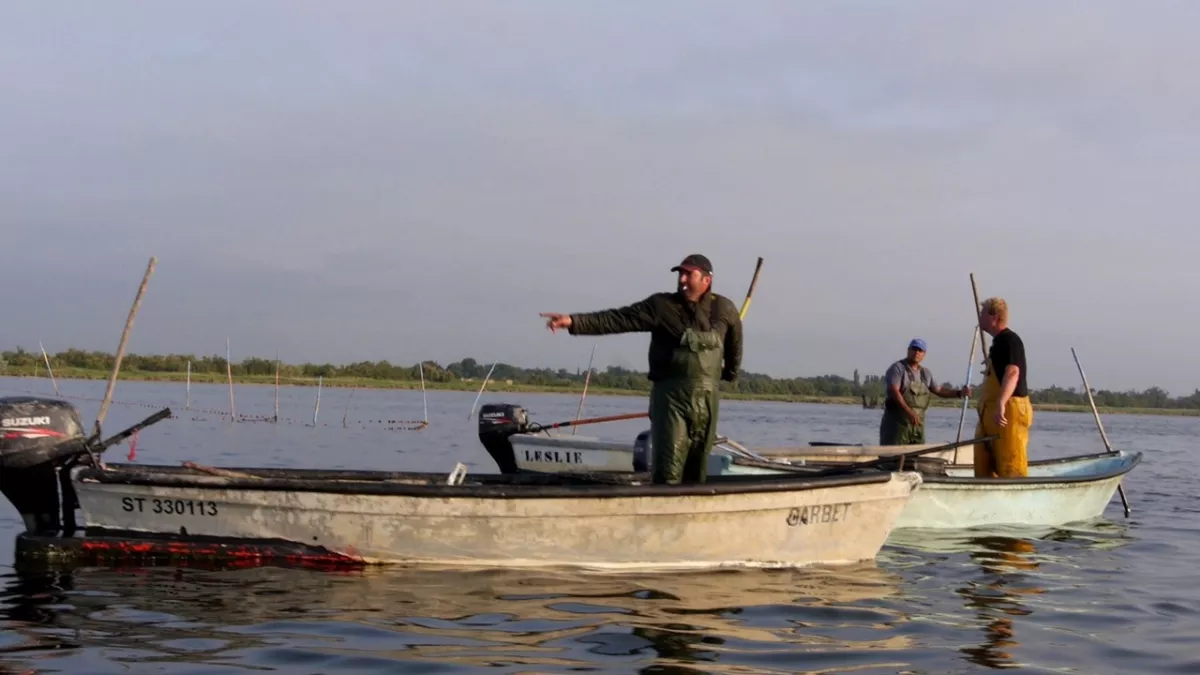 ©millesetuneproductions Pêcheurs dans barque étang