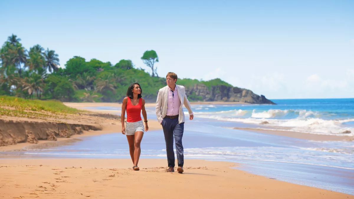 Copyright Red Planet Productions MEURTRES AU PARADIS - Joséphine Jobert et Kris Marshall