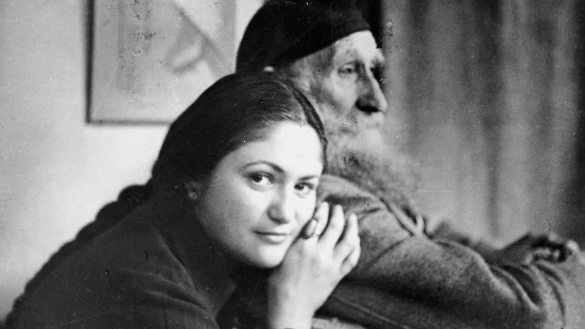 Aristide Maillol et Dina Vierny en janvier 1944. © Photo Louis Carré Aristide Maillol et Dina Vierny en janvier 1944.