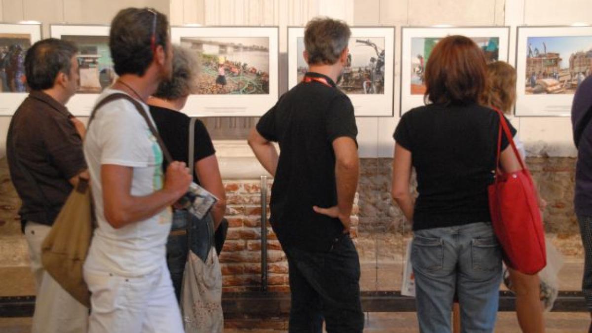 Public qui regarde une expo photo