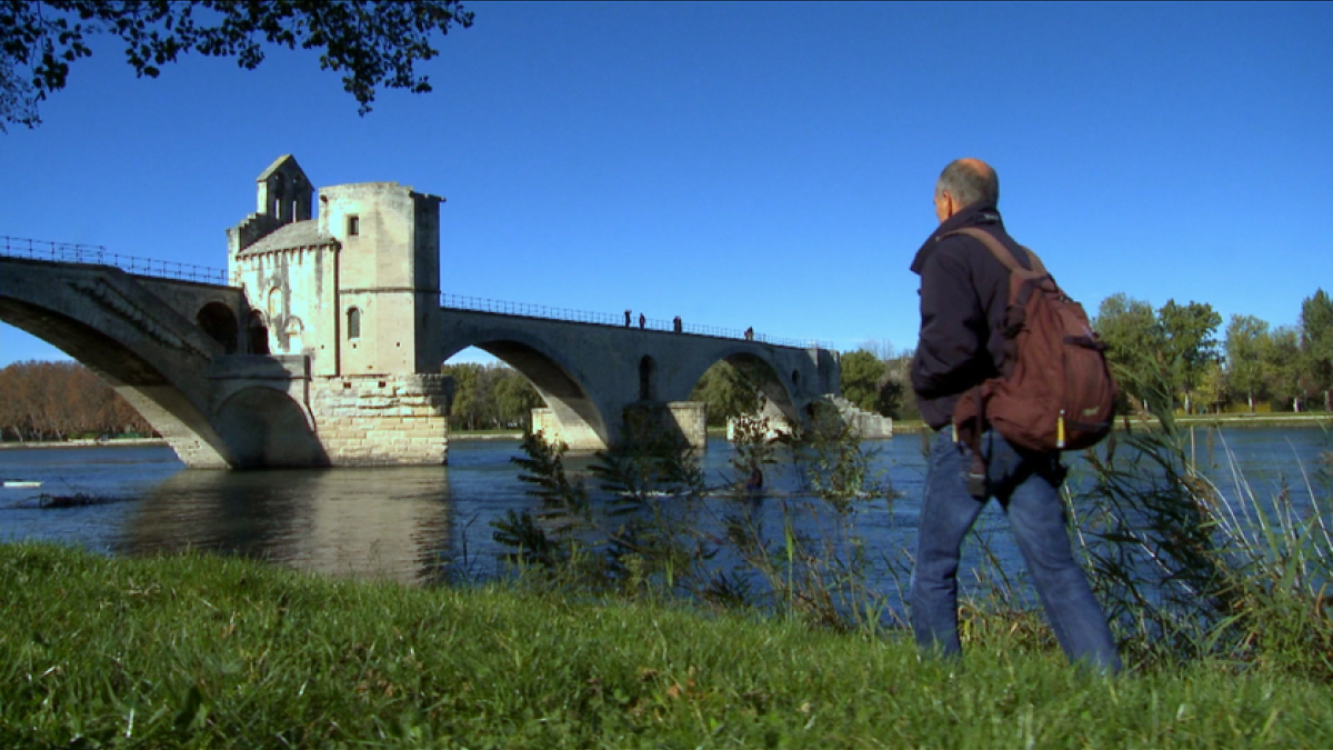 Pont d'Avignon avec Michel Berthelot ®Gedeon Programmes / Py Films Pont d'Avignon