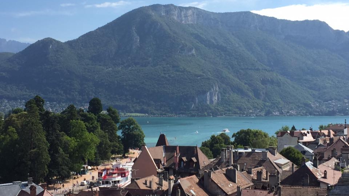 ANNECY, SUR UN AIR DE CALIFORNIE ANNECY, SUR UN AIR DE CALIFORNIE