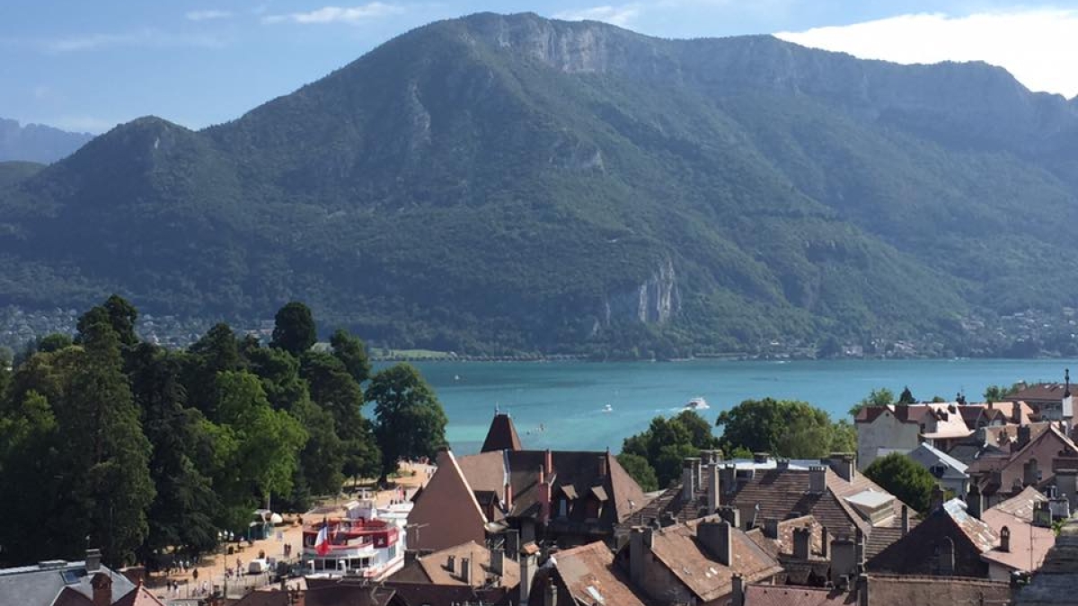 ANNECY, SUR UN AIR DE CALIFORNIE