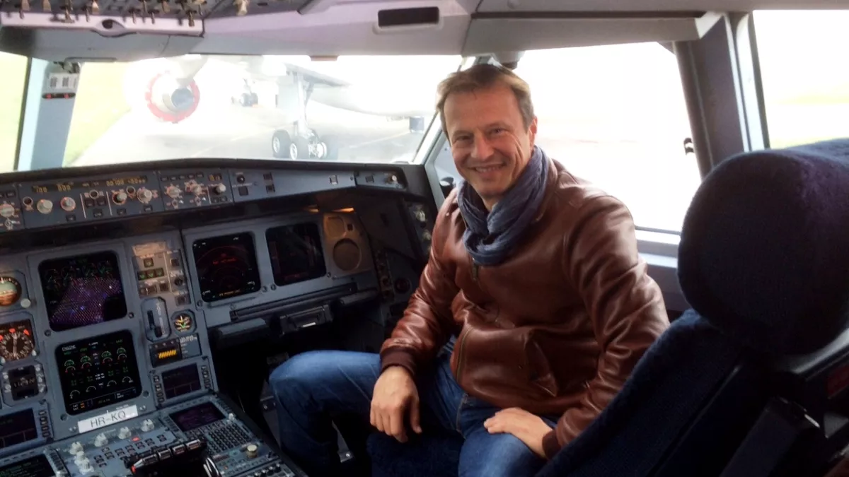 Pierjean Frison dans un cockpit d'avion Pierjean Frison dans un cockpit d'avion