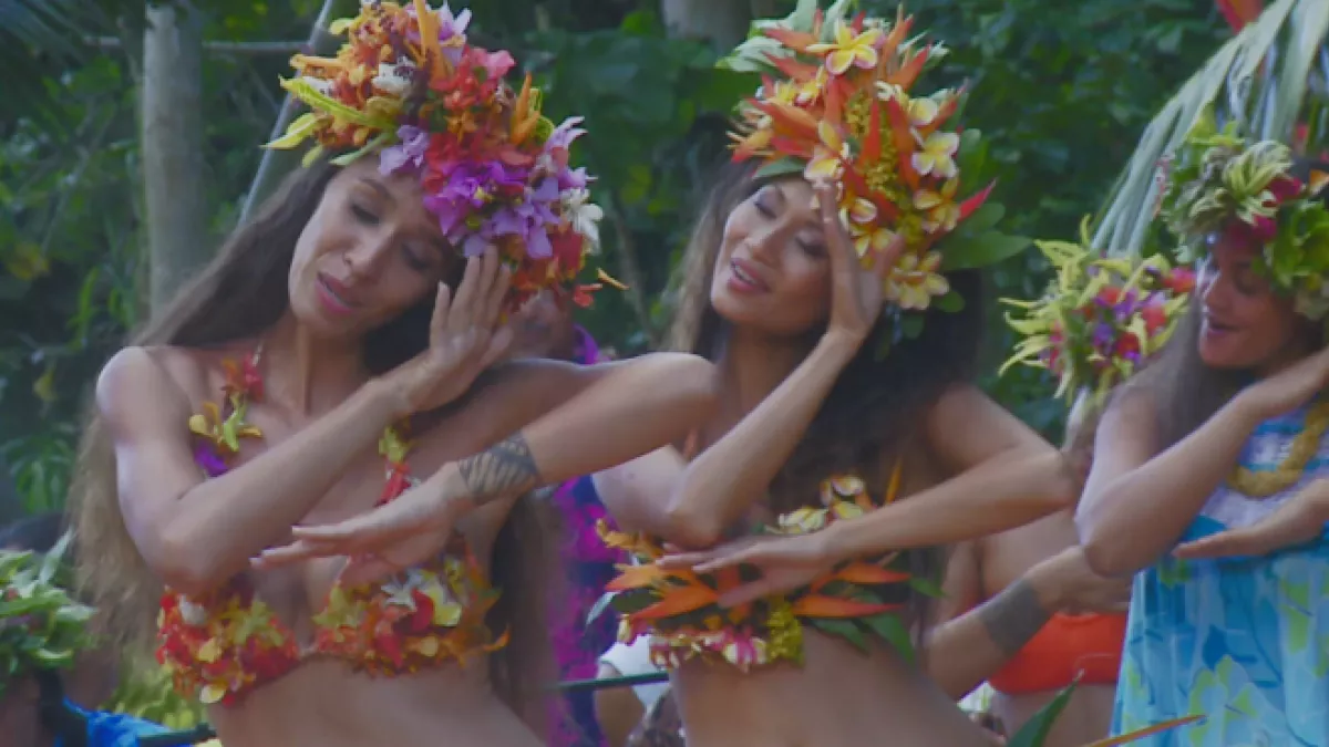 30 ANS O TAHITI E FETE SES 30 ANS SUR POLYNESIE 1ERE Trois danseuses de la troupe de Marguerite Lai