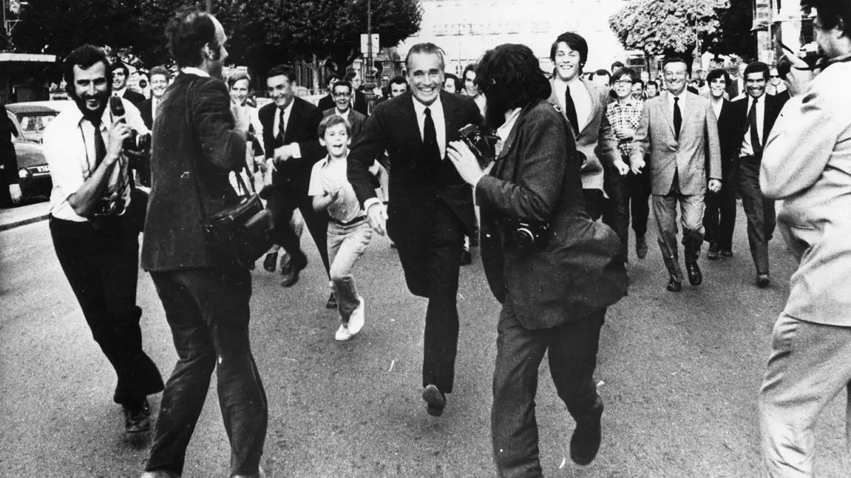 crédit: La Mémoire de Bordeaux Photographie DR light Jacques Chaban-Delmas courant sur la place de l'Hotel de Ville