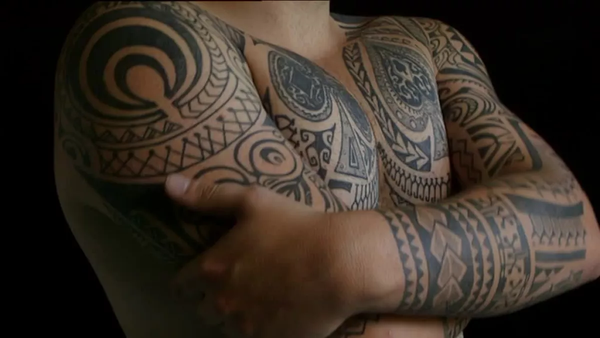 De l'encre sous la peau - Crédit Lumina Films Tatouage sur torse
