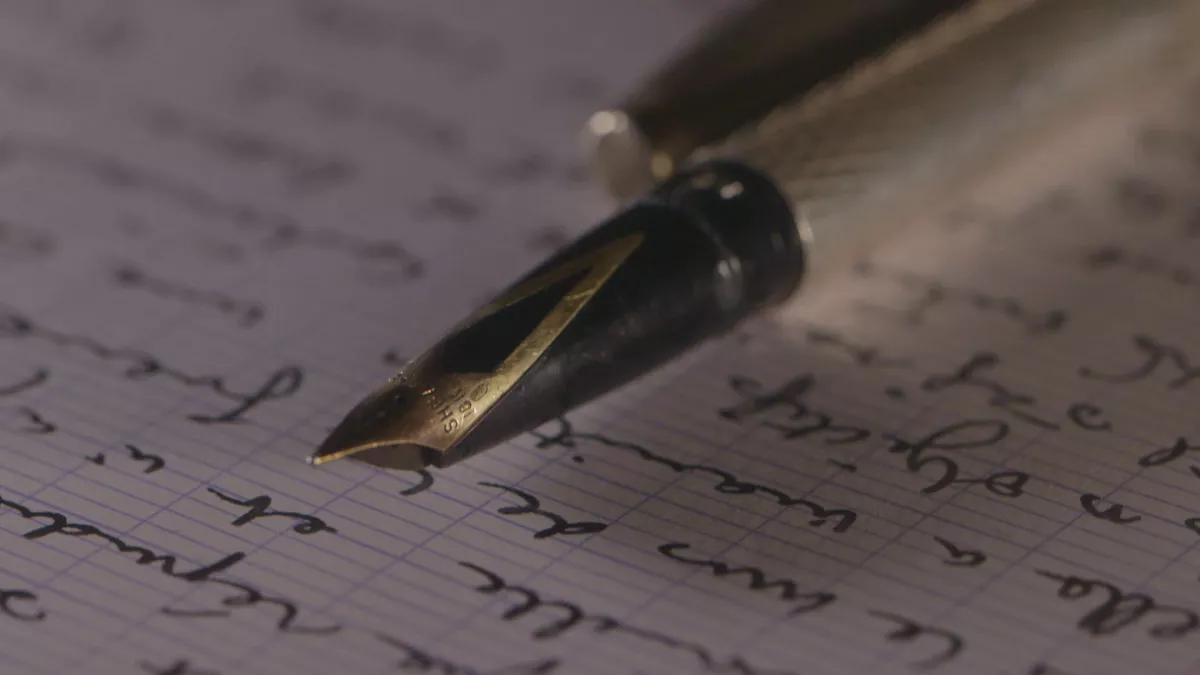 © Tournez S'il Vous Plait LE STYLO, NOTRE SIGNATURE