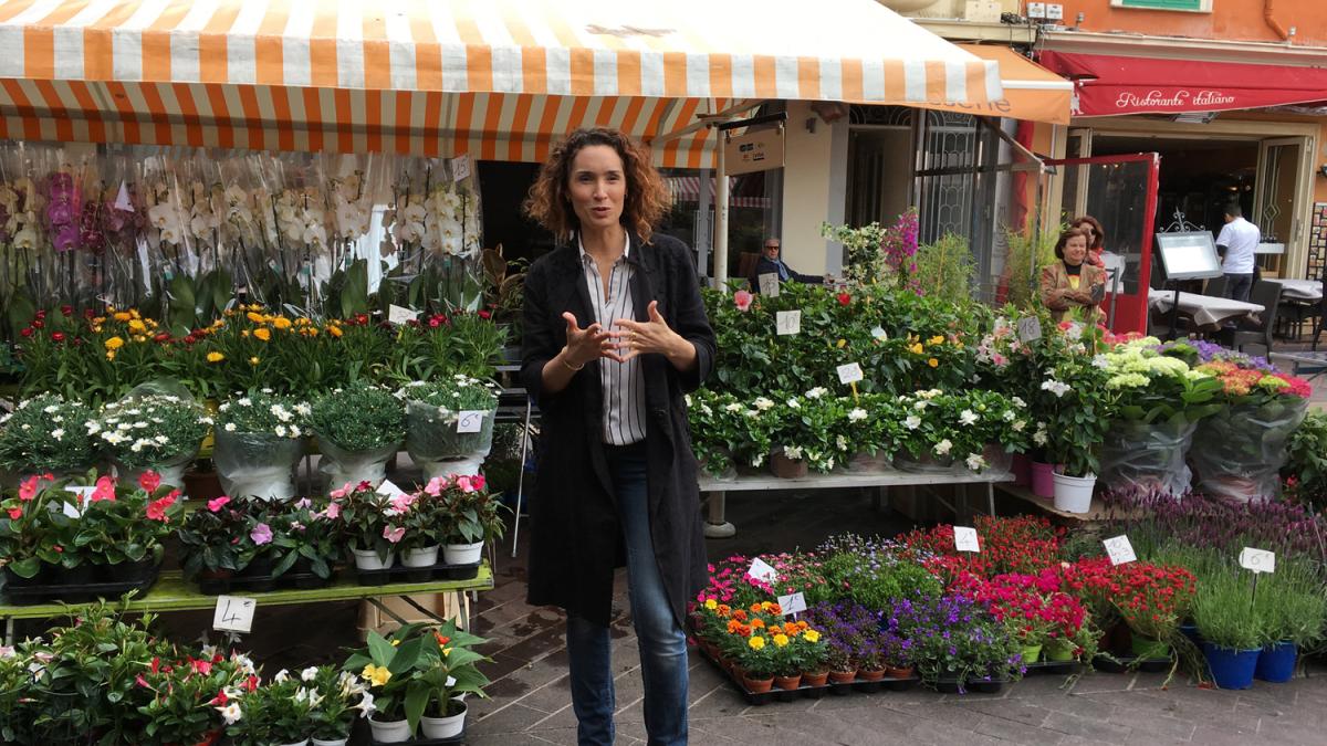 Marie-Sophie Lacarrau au marché de Nice