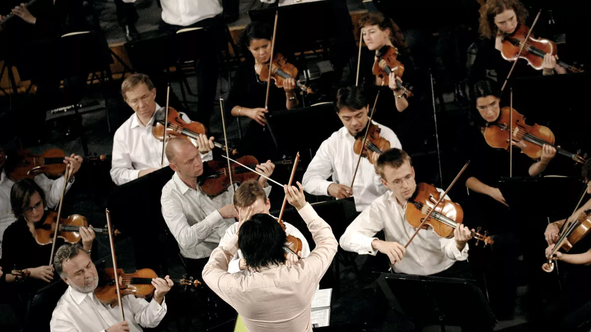 Le chef d'orchestre singapourien Darren Ang lors du festival de musique de Besançon (19 sepetembre 2007) Le chef d'orchestre singapourien Darren Ang lors du festival de musique de Besançon (19 septembre 2007) © JEFF PACHOUD / AFP Le chef d'orchestre singapourien Darren Ang lors du festival de musique de Besançon (19 septembre 2007) Le chef d'orchestre singapourien Darren Ang lors du festival de musique de Besançon (19 sepetembre 2007) © JEFF PACHOUD / AFP