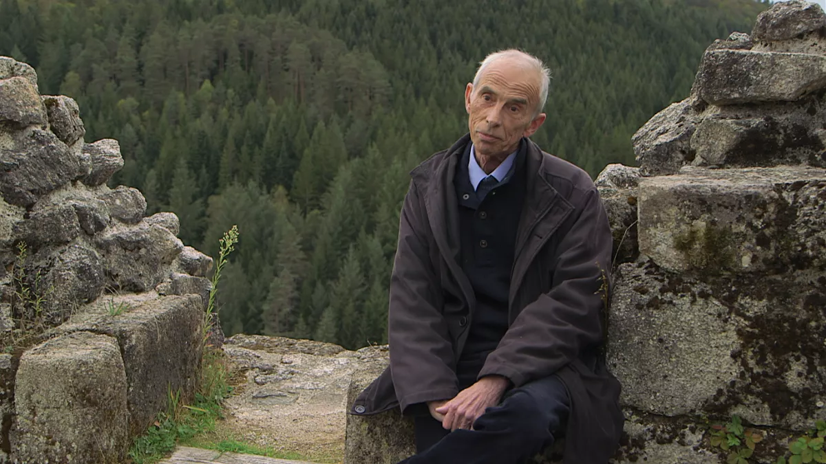 Pierre Bergounioux dans les ruines du château de Ventadour,en Corrèze. Pierre Bergounioux dans les ruines du château de Ventadour,en Corrèze.