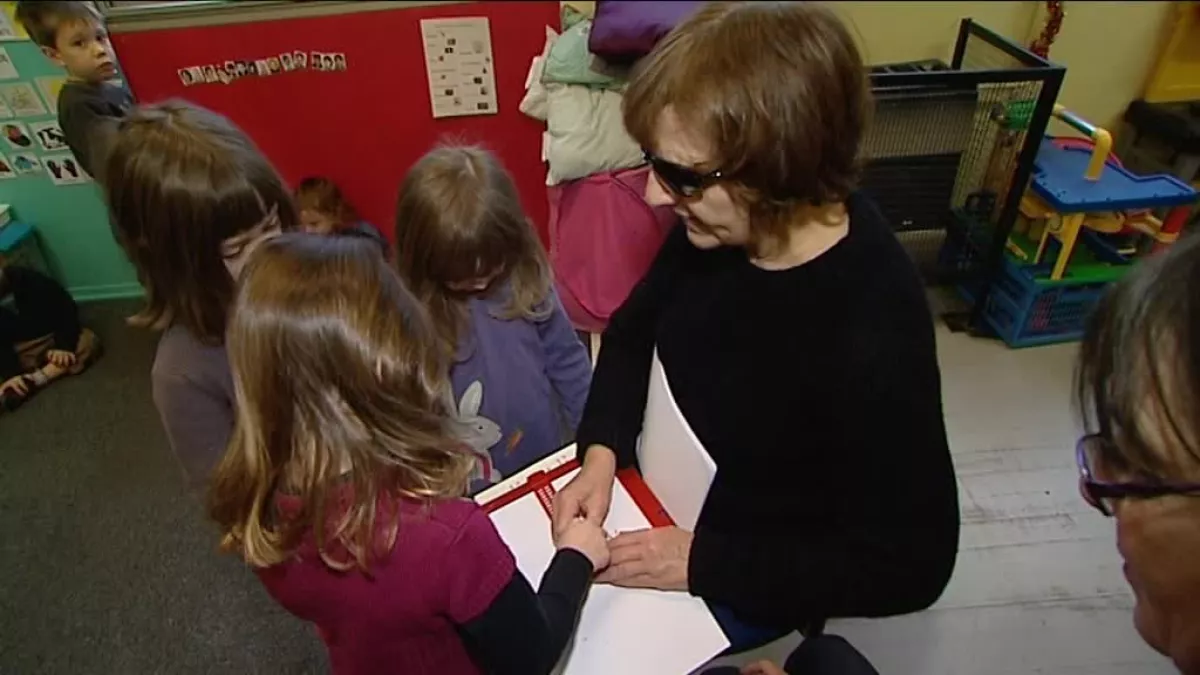 Léona Pistre dans une classe avec des enfants Léona Pistre dans une classe avec des enfants