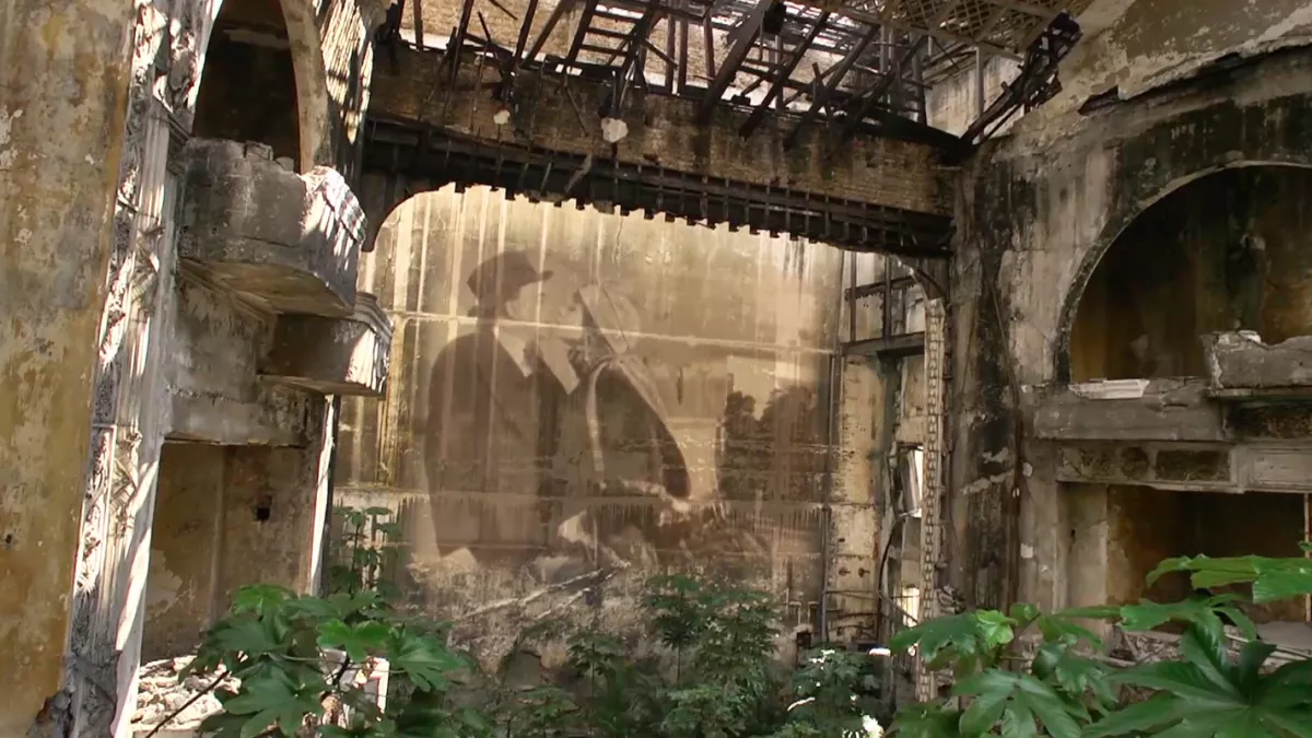 Bâtiment délabré avec projection cinéma Bâtiment délabré avec projection cinéma