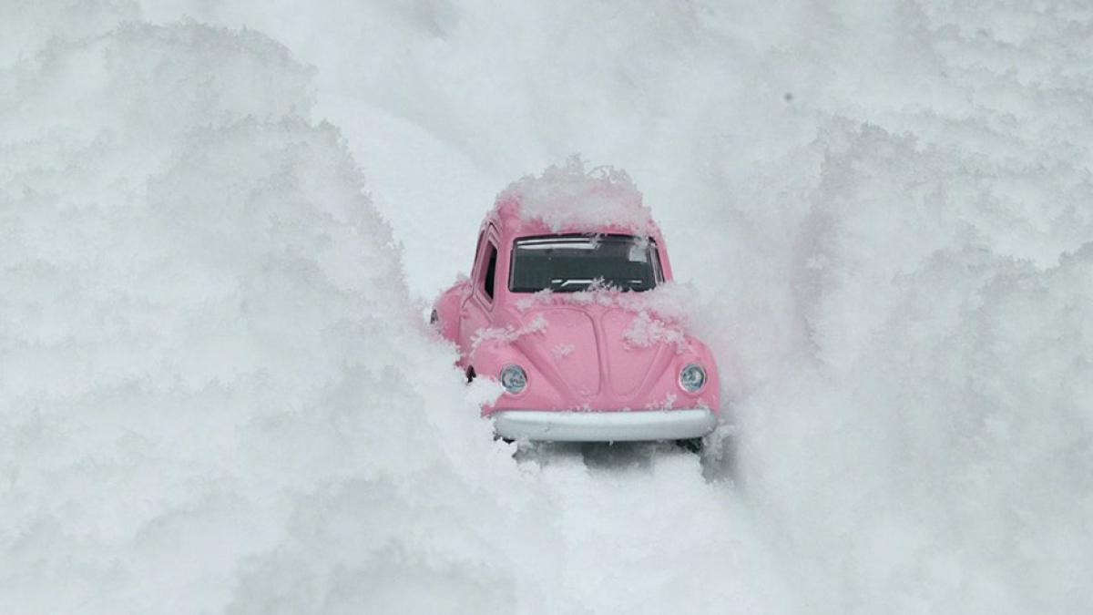 Petite voiture dans la neige