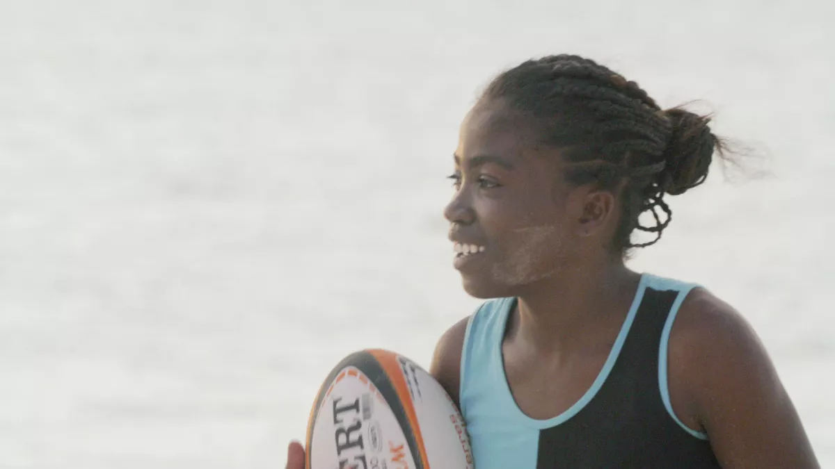 © LES DOCS DU NORD La jeune fille et le ballon ovale