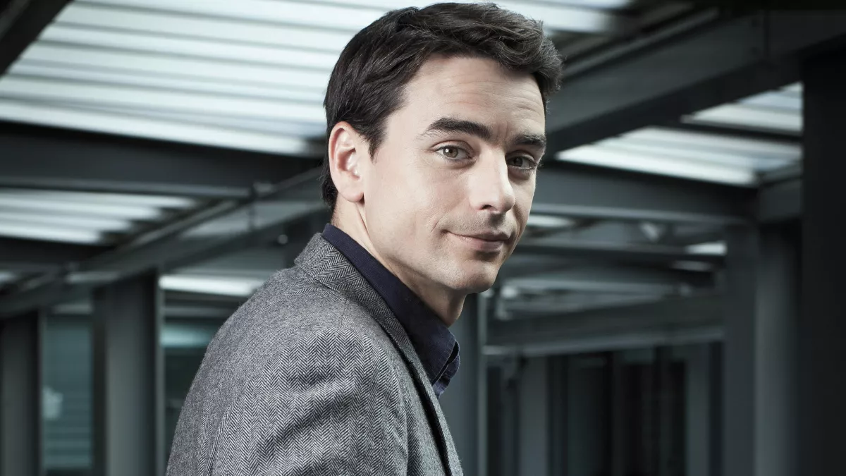 Portrait de JULIAN BUGIER pris au siège de FTV