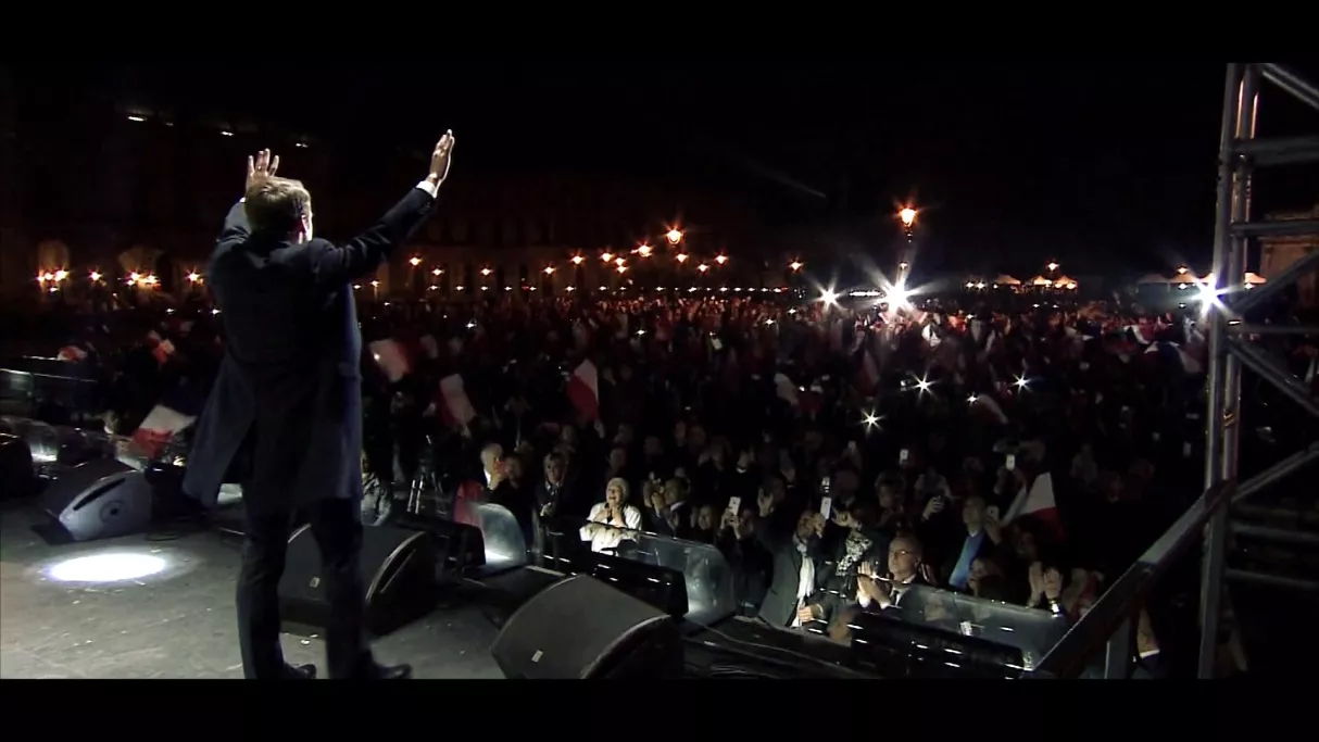 © Magneto presse Emmanuel Macron de dos face à la foule