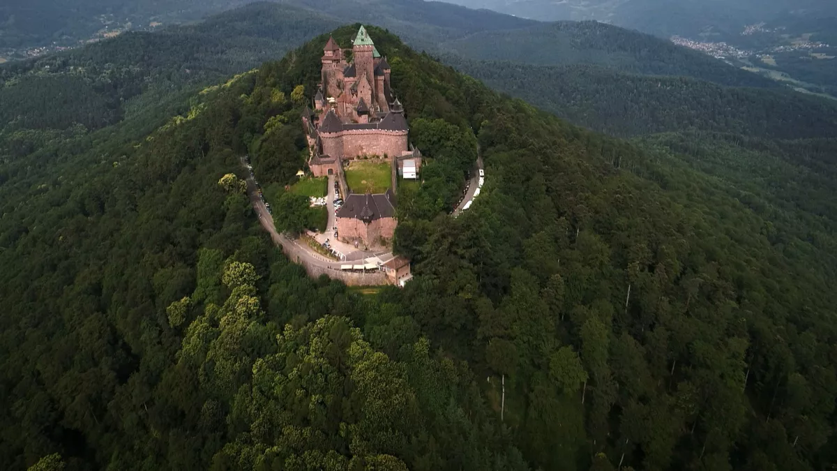 © ZED CHÂTEAUX FORTS: LE BON CRÉNEAU