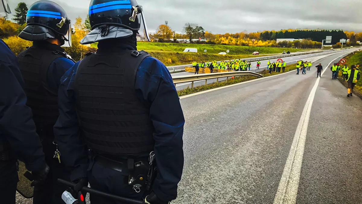 Image Gilets jaunes face aux forces de l'ordre - Copyright A. Abalo Image Gilets jaunes face aux forces de l'ordre - Copyright A. Abalo
