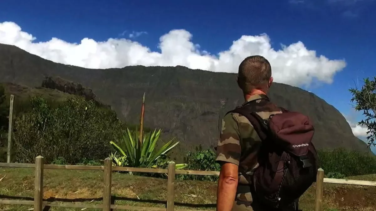 CHRONIQUES D'URGENCE : LA REUNION CHRONIQUES D'URGENCE : LA RÉUNION