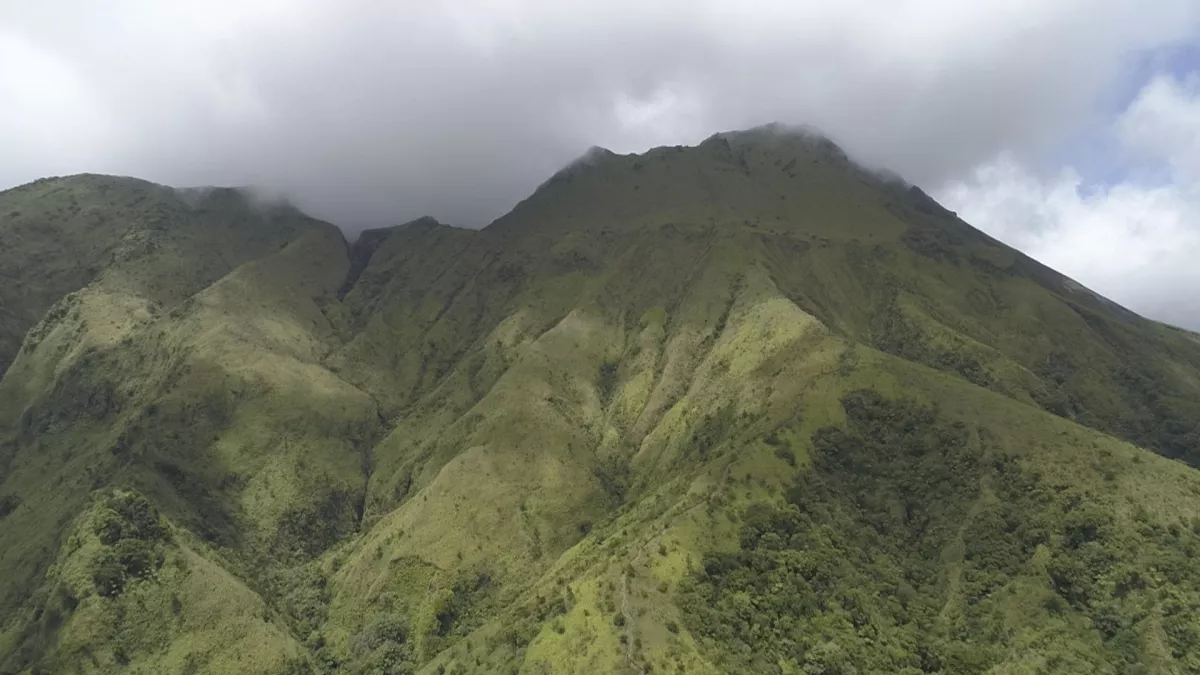 ©Antipodes/ Grand Angle DES VOLCANS ET DES ILES: LES DERNIERS MYSTERES DE LA MONTAGNE PELEE