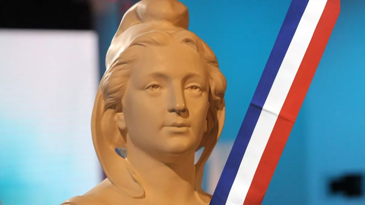 Marianne avec l'écharpe de maire Marianne avec l'écharpe de maire