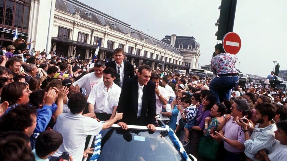 Bernard Laporte et ses co-équipiers de retour à Bordeaux après le titre de champion de France 1991 / © René Desthomas : Teamshoot