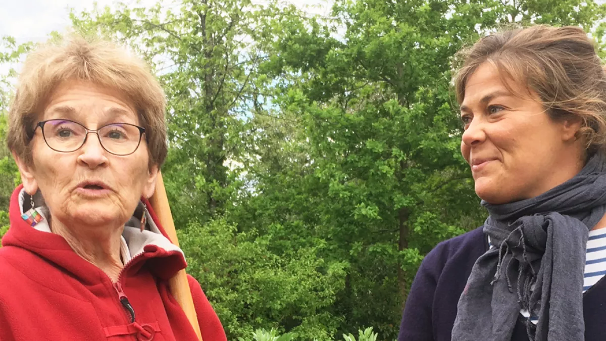 Julie avec Aurélie Donzeau – Membre du jardin Partagé du Lac de Maine Julie avec Aurélie Donzeau – Membre du jardin Partagé du Lac de Maine